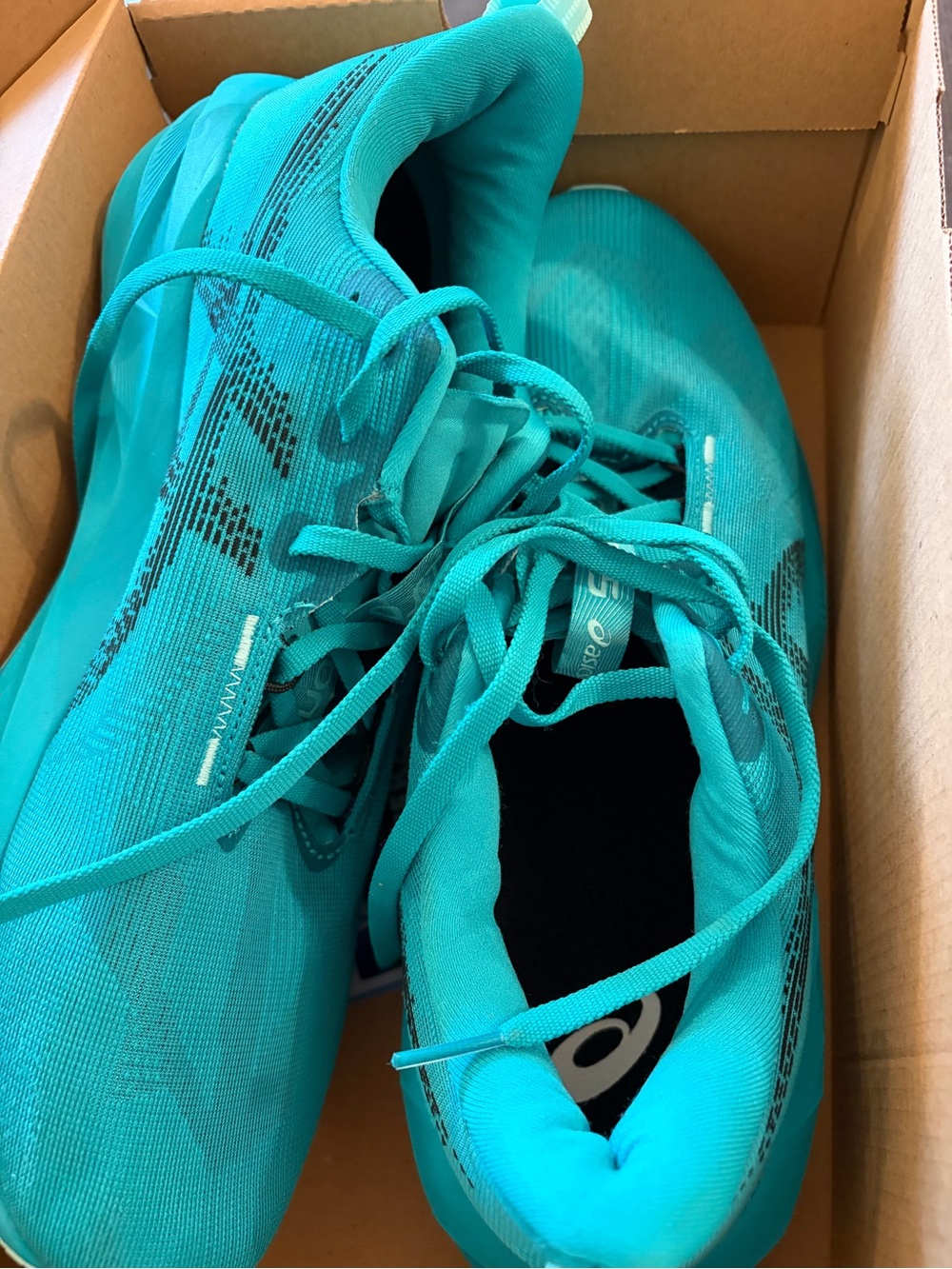 Worn twice, Men’s Novablast 5 size 11 running shoes.